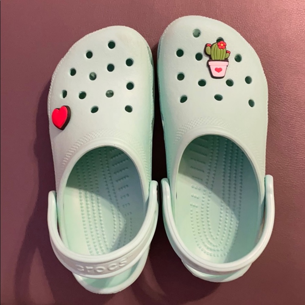 like new mint green crocs w/ 10 surprise jibbitz